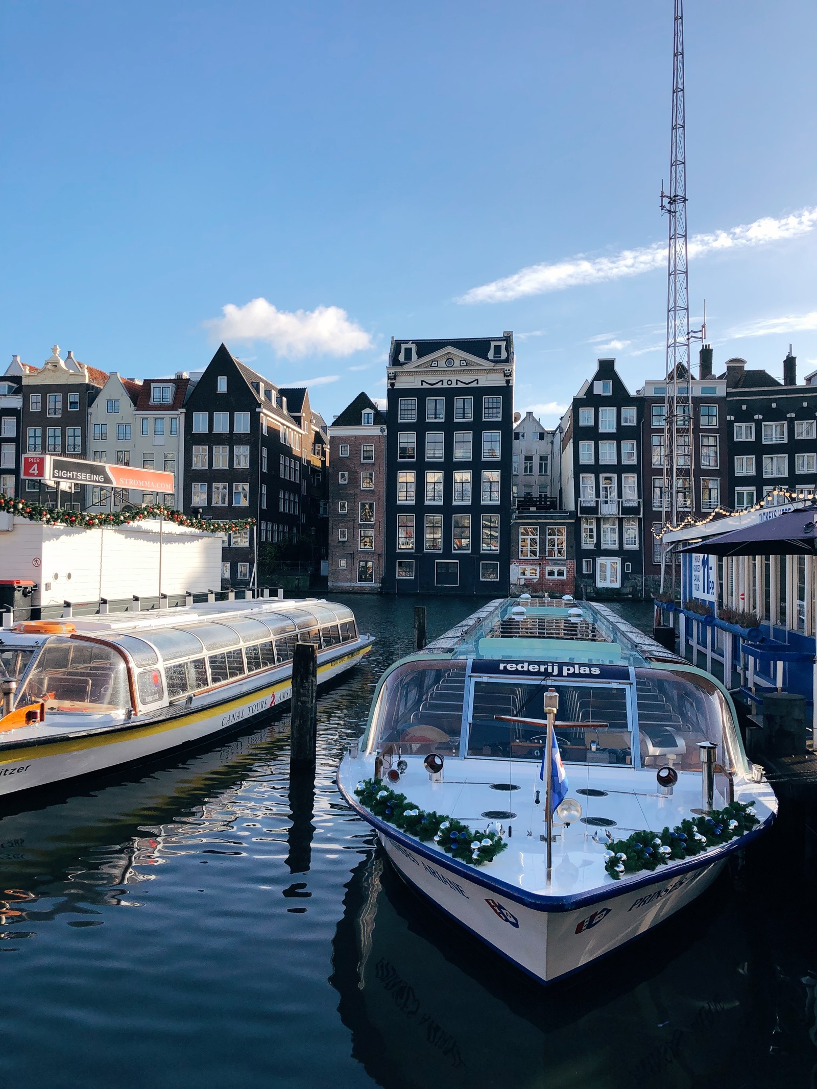 Barcos atracados em um porto com prédios ao fundo (amsterdã, amsterdam, água, corpo de água, via navegável)