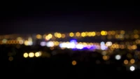 Lumières bokeh colorées contre le ciel nocturne