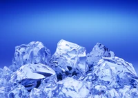 Cubes de glace cristallins sur un fond bleu frais