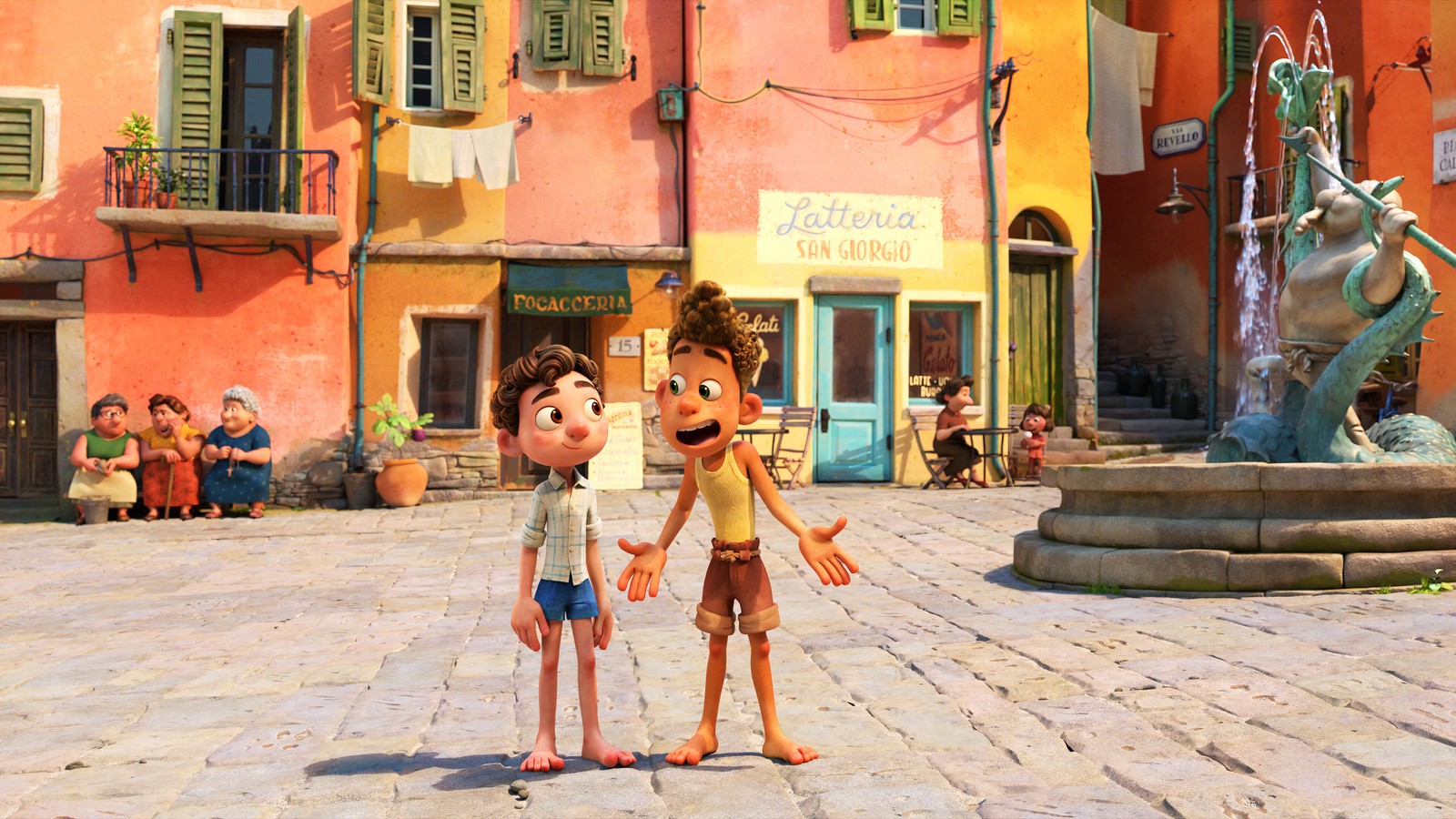 Un couple de personnes se tenant devant un bâtiment avec une statue (luca, 2021, film, disney, pixar)