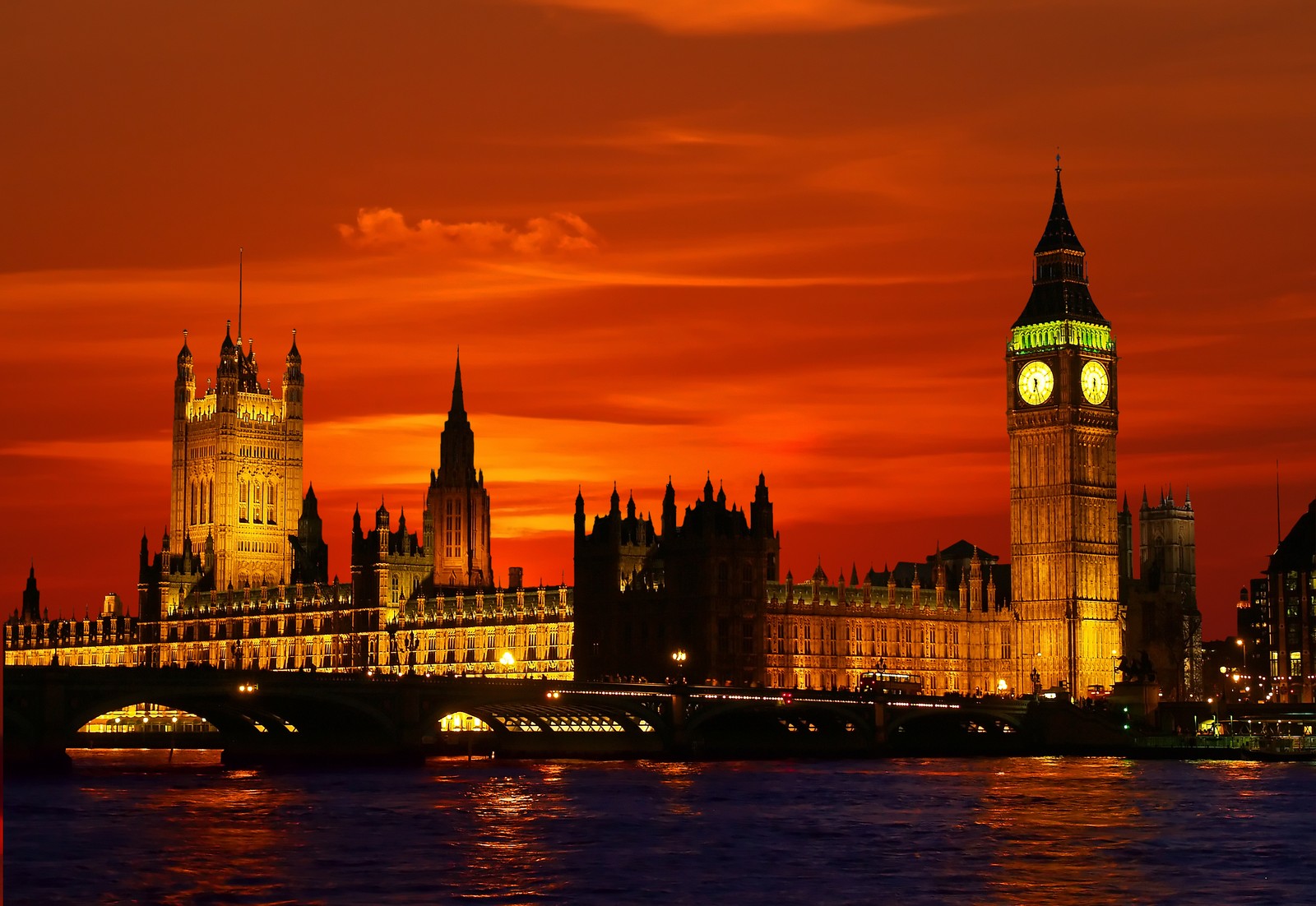 Vista aérea de una ciudad con una torre del reloj y un puente (casas del parlamento, palacio de westminster, big ben, hito, ciudad)