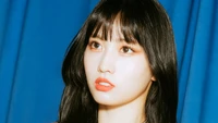 Hirai Momo do TWICE contra um fundo azul