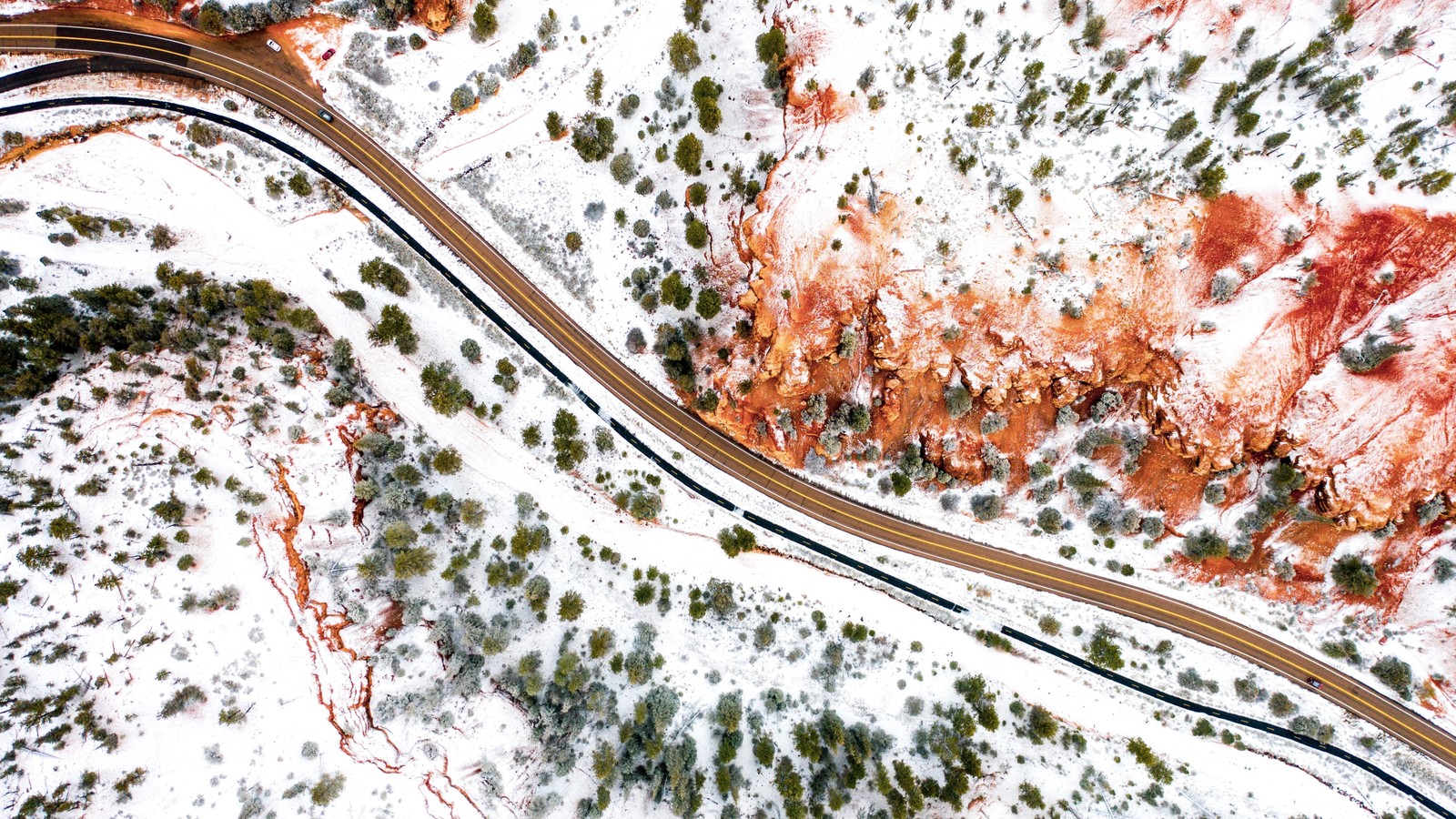 Vue aérienne d'une route sinueuse dans les montagnes en hiver (neige, nature, vaisselle, pente, gel)