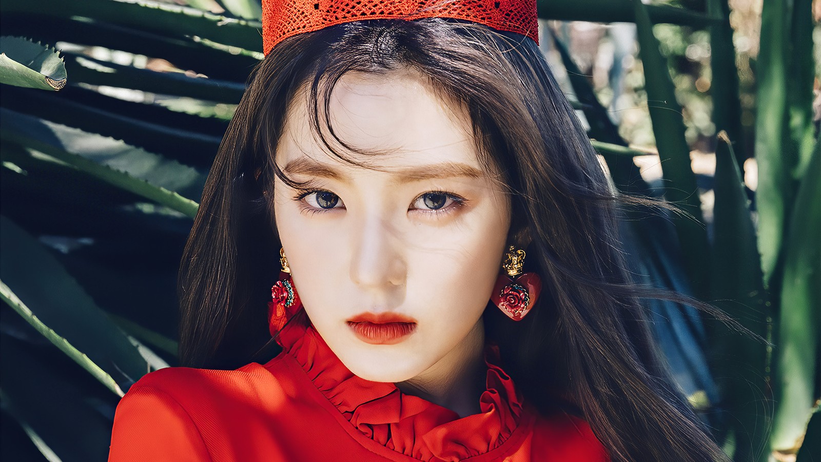 Un primer plano de una mujer con un vestido rojo y un sombrero rojo (irene, 아이린, bae joo hyun, 배주현, red velvet)