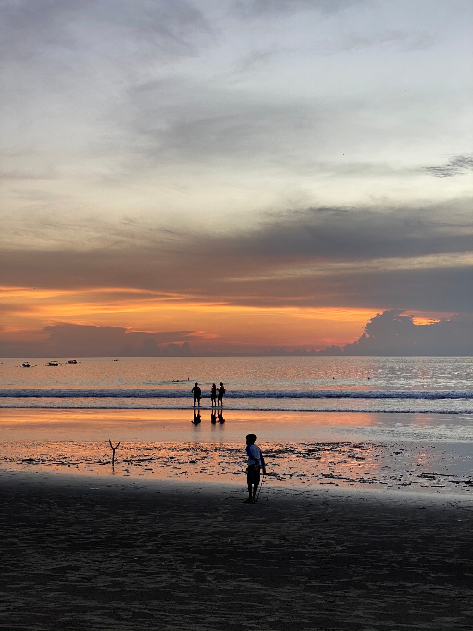 Pessoas caminhando na praia ao pôr do sol com um papagaio (mar, praia, água, corpo de água, líquido)