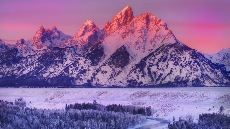 Вид на горный хребет с рекой, протекающей через него (гранд тетон, grand teton, гора моран, mount moran, река змея)