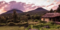 Hébergement serein au milieu de volcans majestueux et de la nature luxuriante