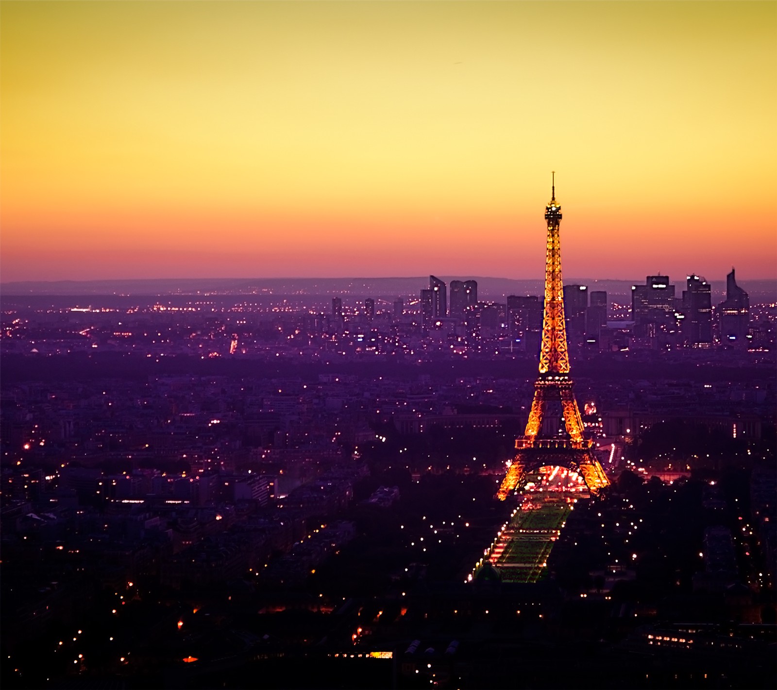 Uma vista da torre eiffel ao entardecer do topo. (frança, paisagem, natureza, paris)