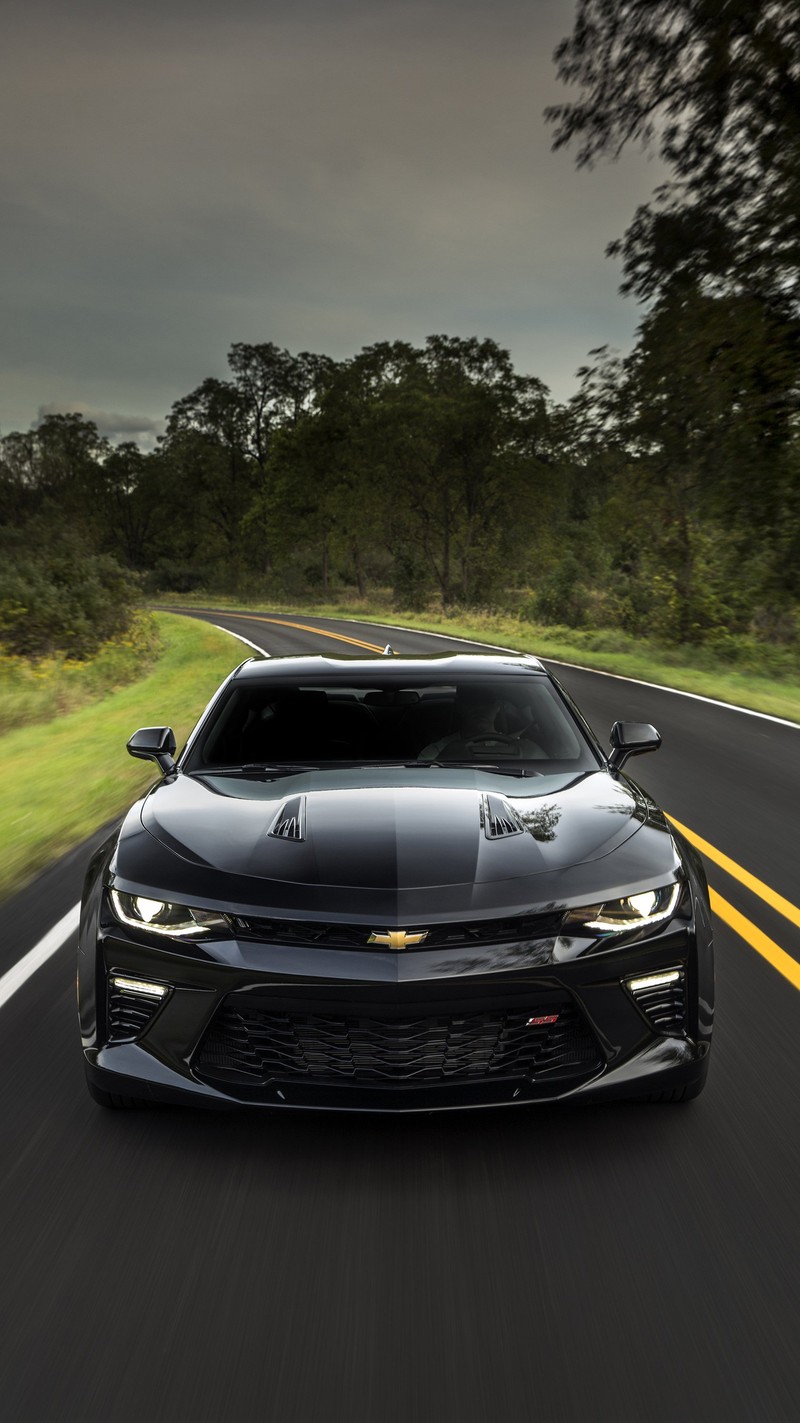 Крупный план черного chevrolet camaro, едущего по дороге. (2016, машина, шевроле камаро, chevrolet camaro, дизайн)