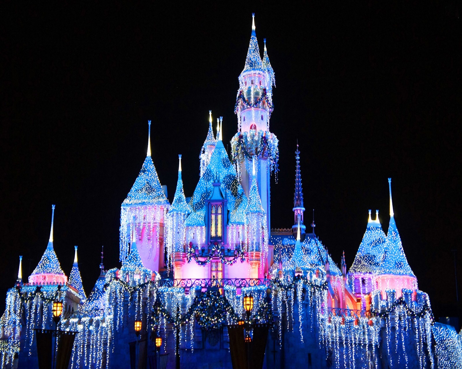 Un château de girafes avec beaucoup de lumières et de décorations (disneyland, merveille)