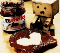 Robot profitant de Nutella sur du pain grillé avec une tartinade en forme de cœur