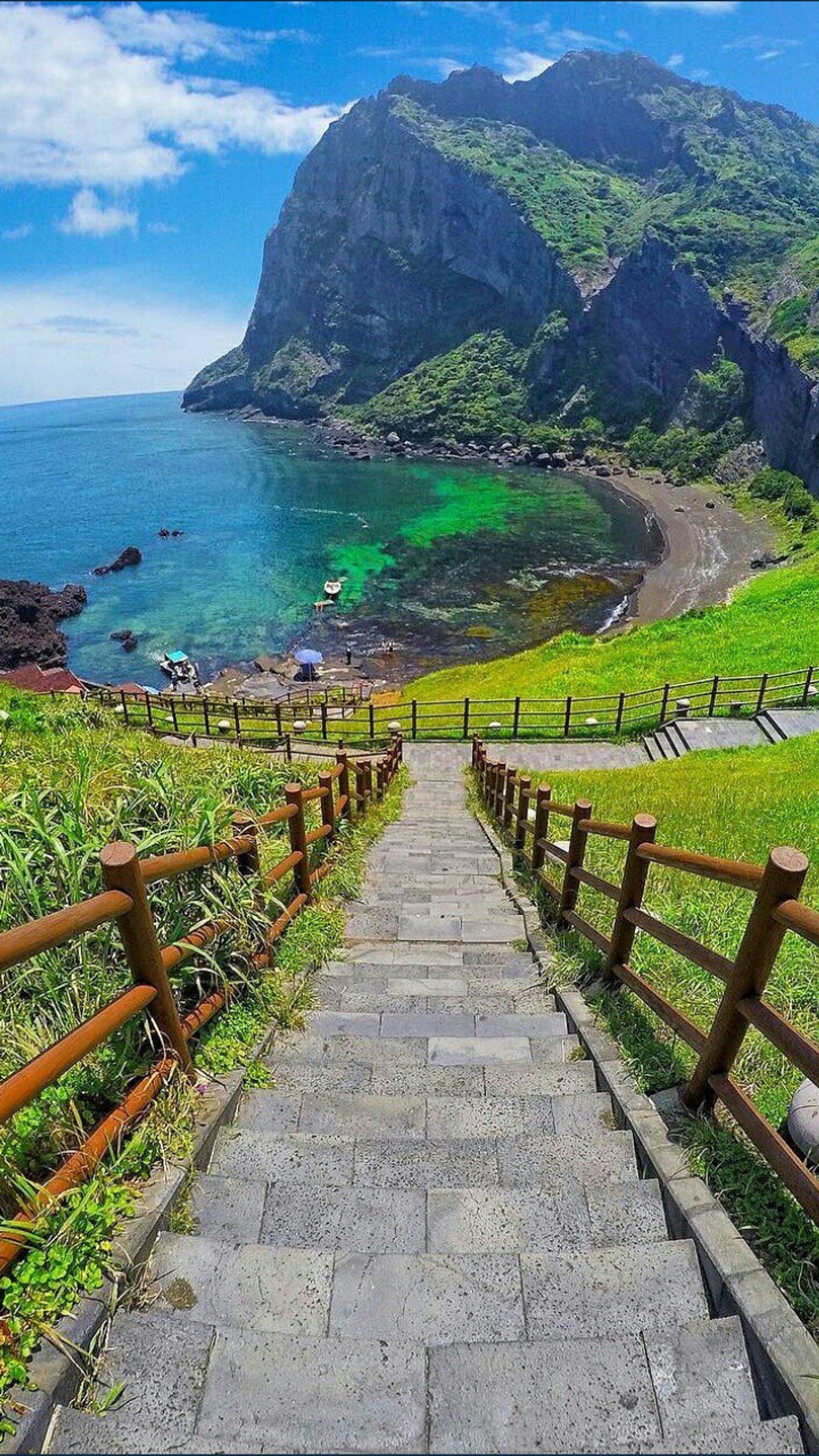 Una vista de un conjunto de escaleras que llevan a una playa (ciudad, agradable, montaña)