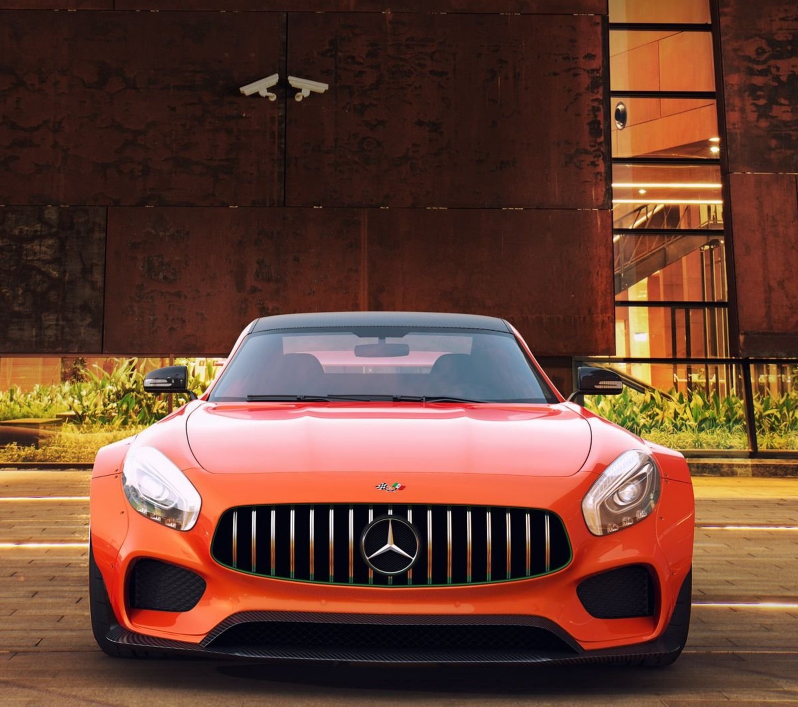 Un primer plano de un coche deportivo rojo estacionado frente a un edificio (coche, gts amg, mercedes)