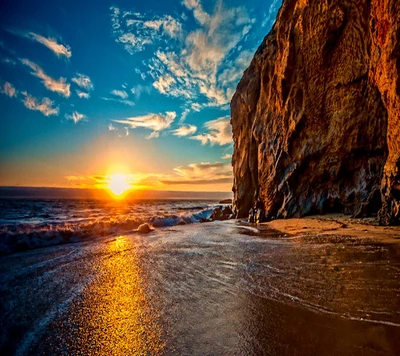 Coucher de soleil doré sur des falaises côtières escarpées