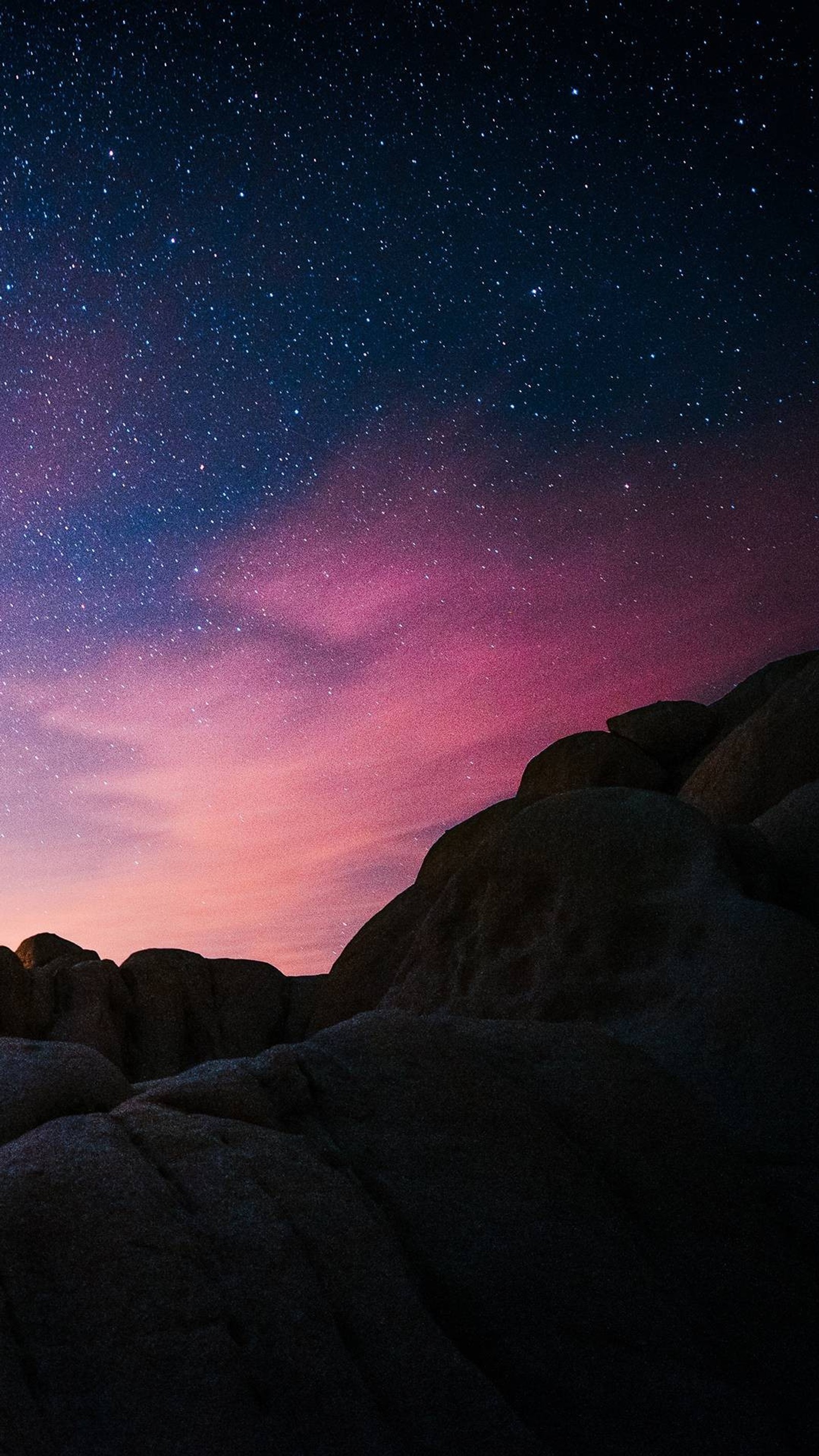 Ciel étoilé avec la silhouette d'une personne debout sur un rocher (ciel, étoiles)