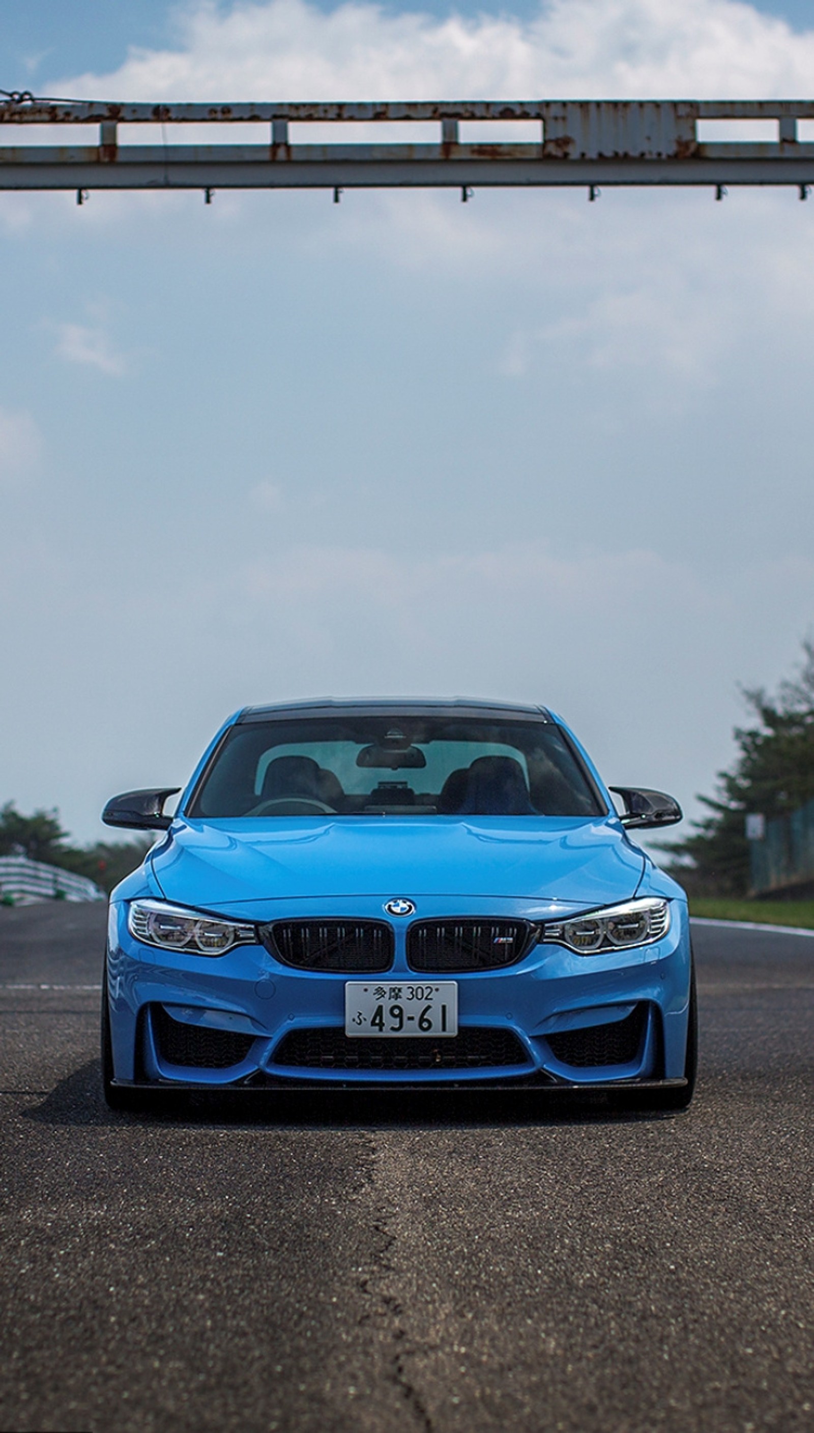 Coche bmw azul estacionado debajo de un puente en una carretera (azul, bmw, m4)