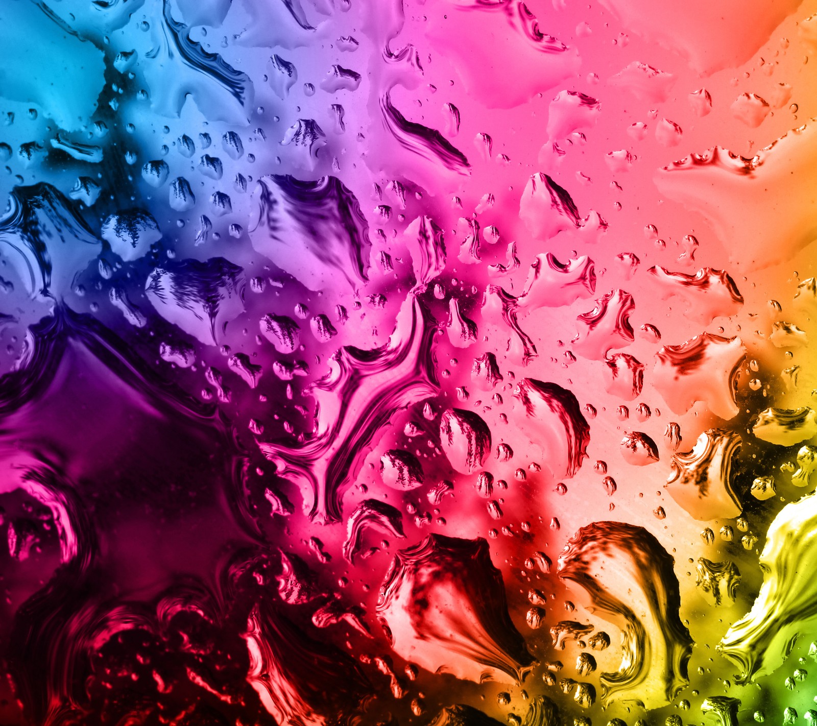 Un primer plano de un fondo de colores del arcoíris con gotas de agua (colorido, gotas, vidrio, mojado)