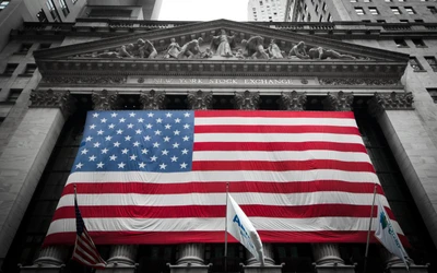 Bandera americana cubierta sobre el edificio de la Bolsa de Nueva York