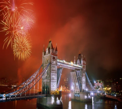 Fogos de artifício de Ano Novo 2014 sobre a Tower Bridge, Londres