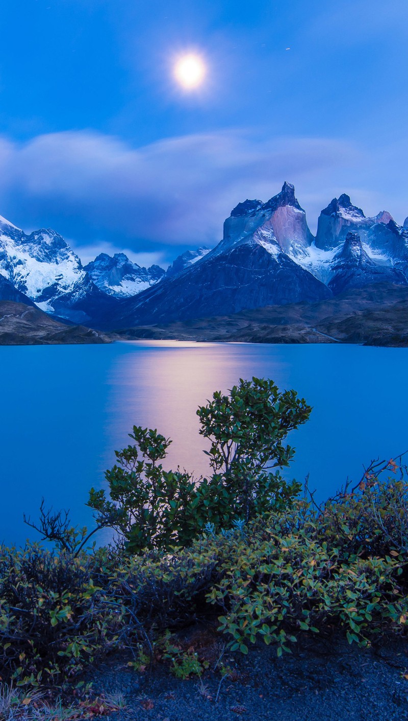 Горы на заднем плане озера и полная луна (чили, chile, озеро, пейзаж, гора)