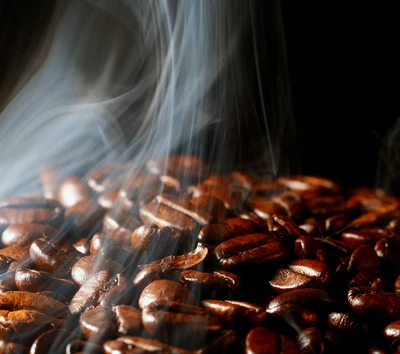 Grains de café fraîchement torréfiés avec une fumée aromatique