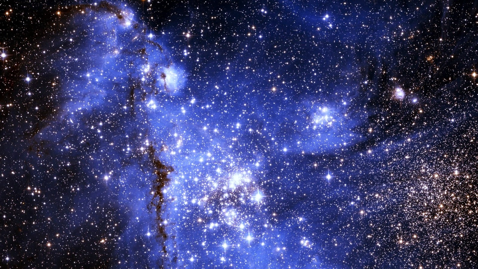 Um close em um campo de estrelas azuis com um aglomerado de estrelas (galáxia, nebulosa, estrela, astronomia, universo)