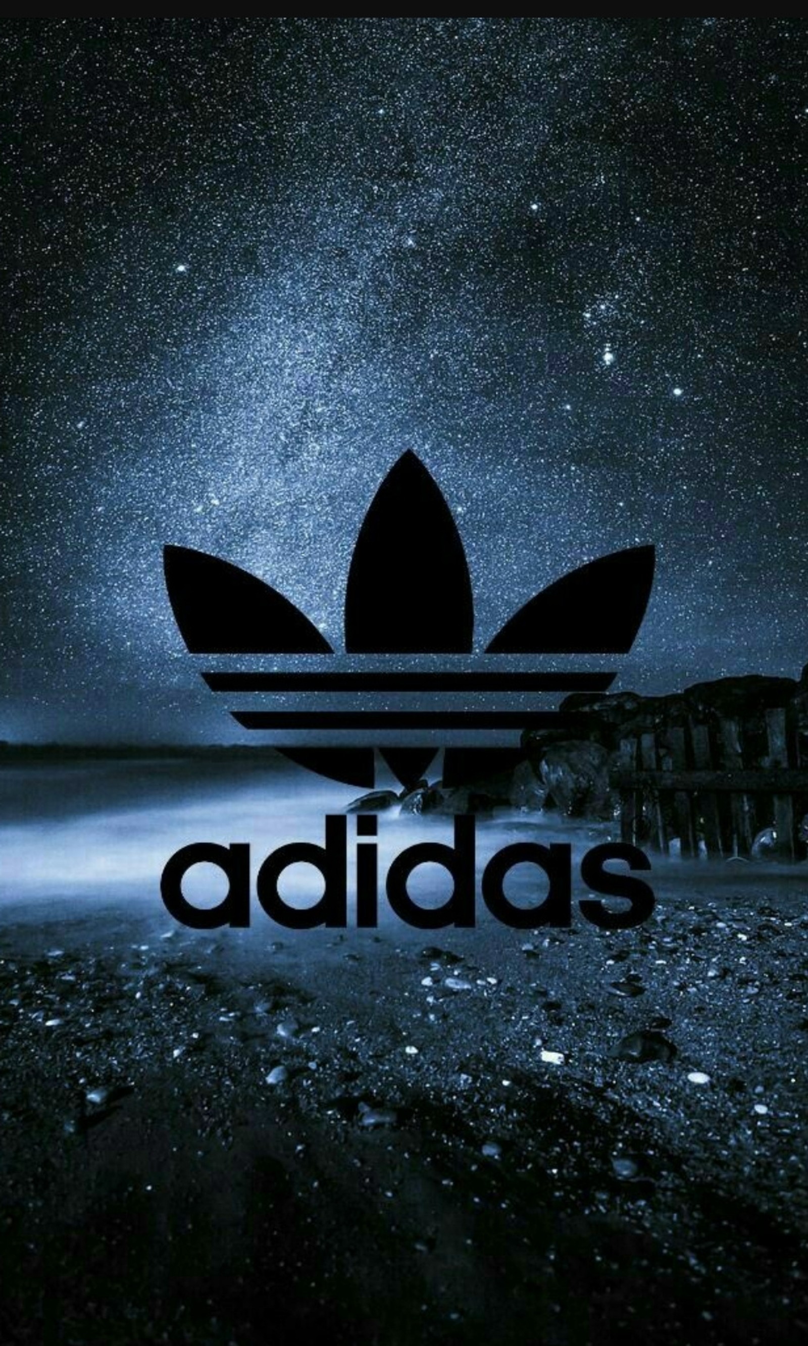 Logo adidas sur fond noir avec plage et ciel (get it, is cool)