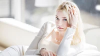 Dakota Fanning: Elegante actriz rubia en suave luz natural