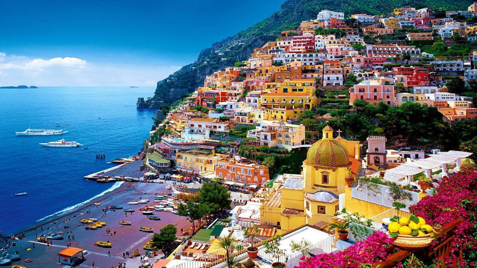 Vista de uma praia com barcos e edifícios na costa (positano, sorrento, cidade, costa, turismo)