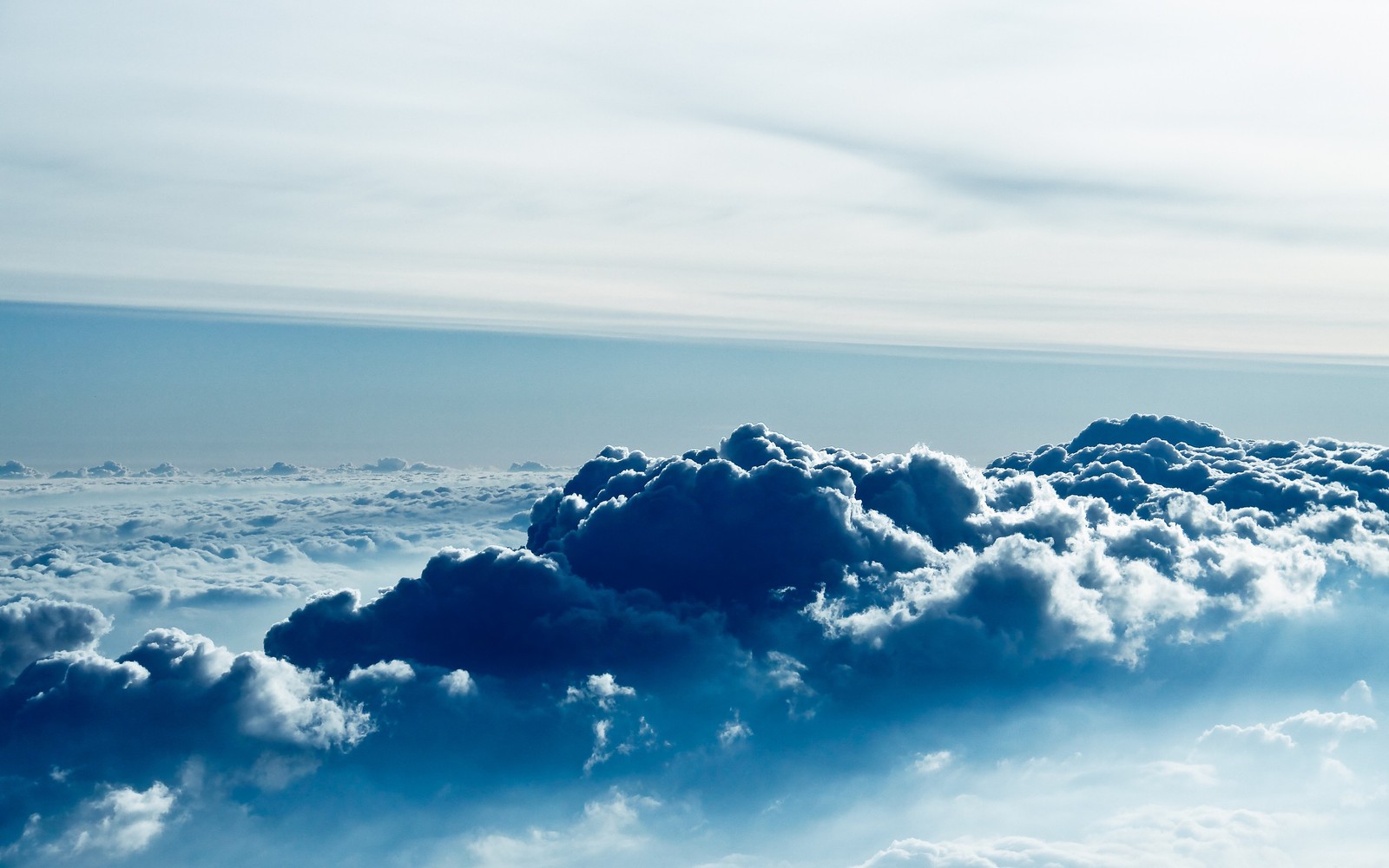 Une image d'une vue d'un ciel rempli de nuages (nuage, mer, océan, horizon, atmosphère terrestre)