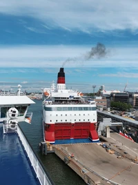 Ferry de pasajeros atracado en el puerto con emisión de humo