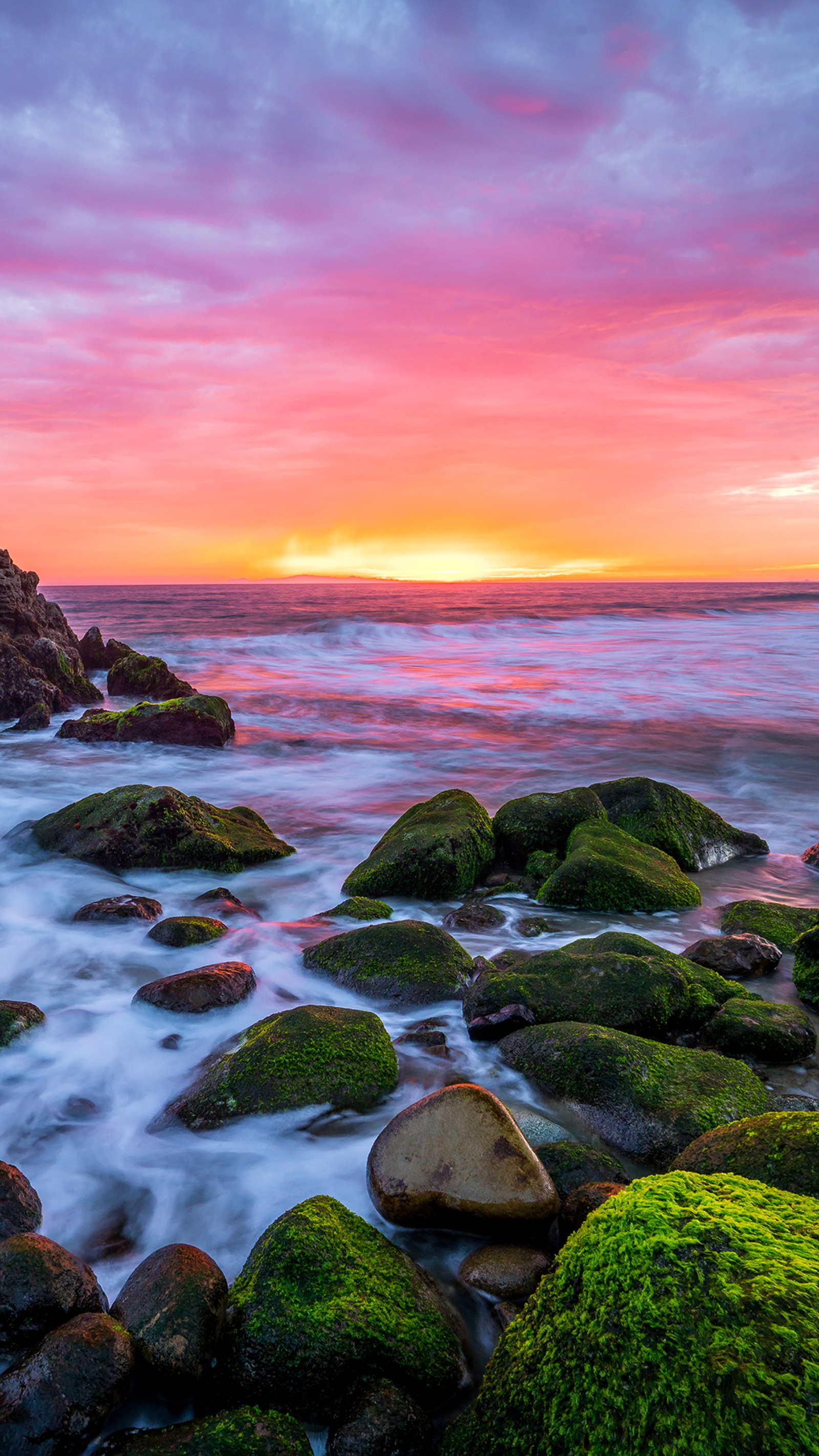 Vue aérienne d'une plage rocheuse avec un coucher de soleil en arrière-plan. (nature, eau, nuage, ressources en eau, lumière)