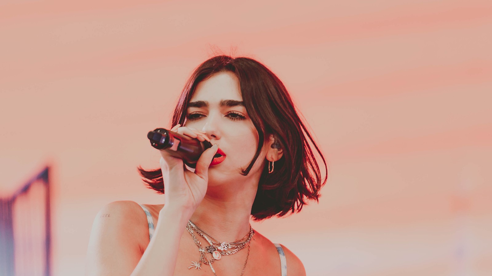 Araffe woman in a white dress holding a microphone and singing (dua lipa, singer, celebrity, women, girls)