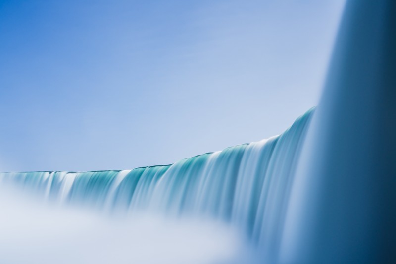 Вид сверху на водопад с человеком на серфборде (ниагарский водопад, niagara falls, эстетика, водопад, северная америка)