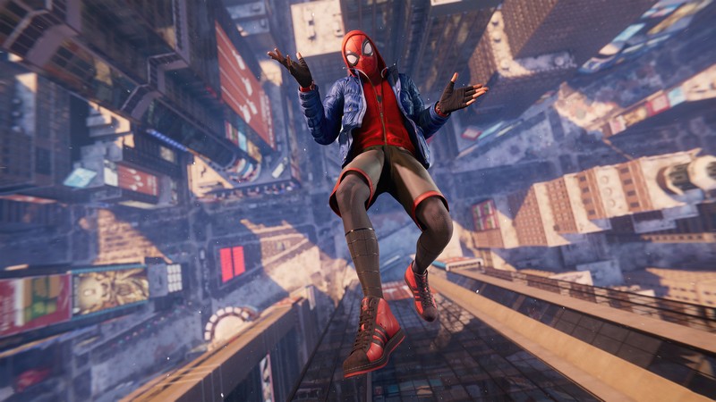 Человек-паук в синем жакете и красных туфлях летит по городу (marvels spider man miles morales, playstation 5, ps5, ps4, видеоигра)