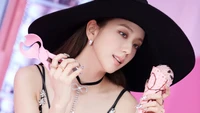 Jisoo de BLACKPINK disfruta de helado con estilo