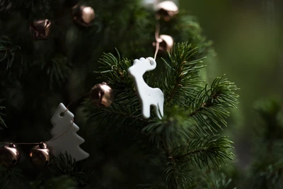 Elegante Weihnachtsbaumornamente mit festlichen Dekorationen