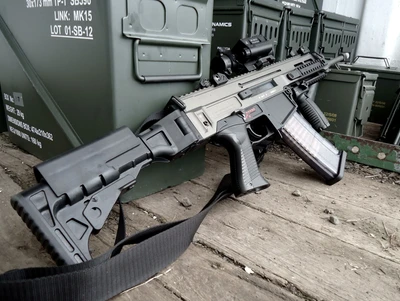 Автоматическая винтовка FN SCAR на деревянной поверхности с ящиками патронов на заднем плане