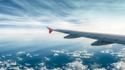 Vista serena desde el ala de un avión sobre las nubes