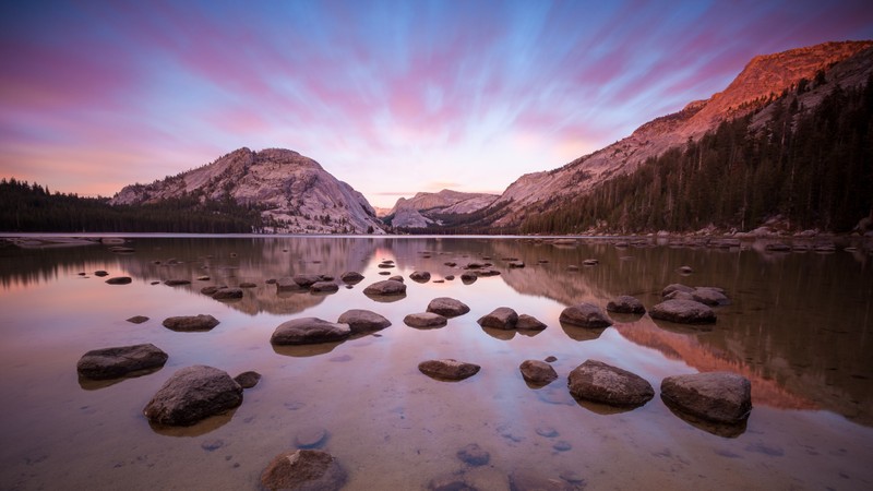 Вид на озеро с камнями и горами на заднем плане (os x yosemite, национальный парк йосемити, озеро, камни, вечер)