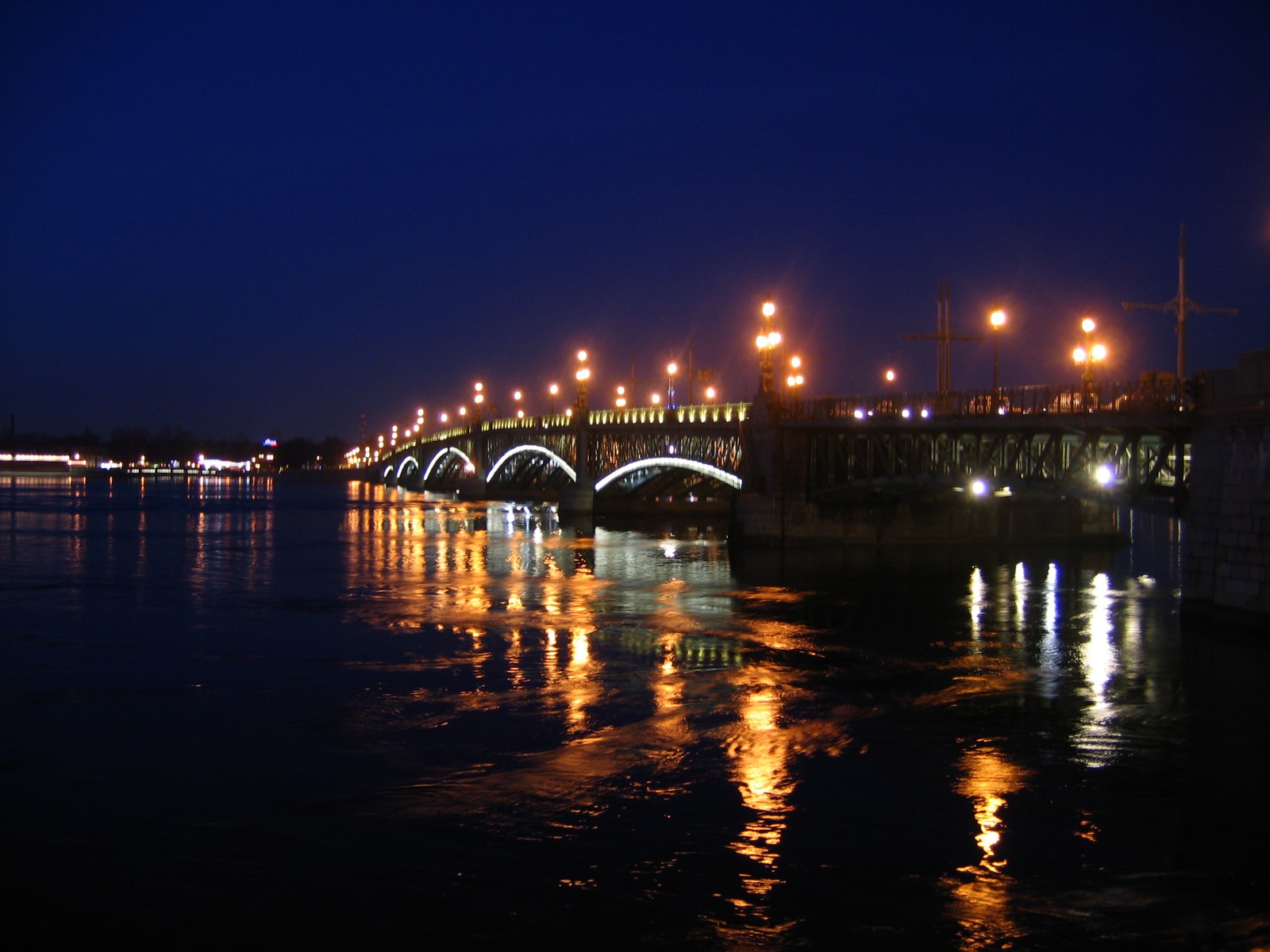 Арабский мост через реку ночью с огнями, отражающимися в воде (отражение, водный путь, река, ночь, вода)