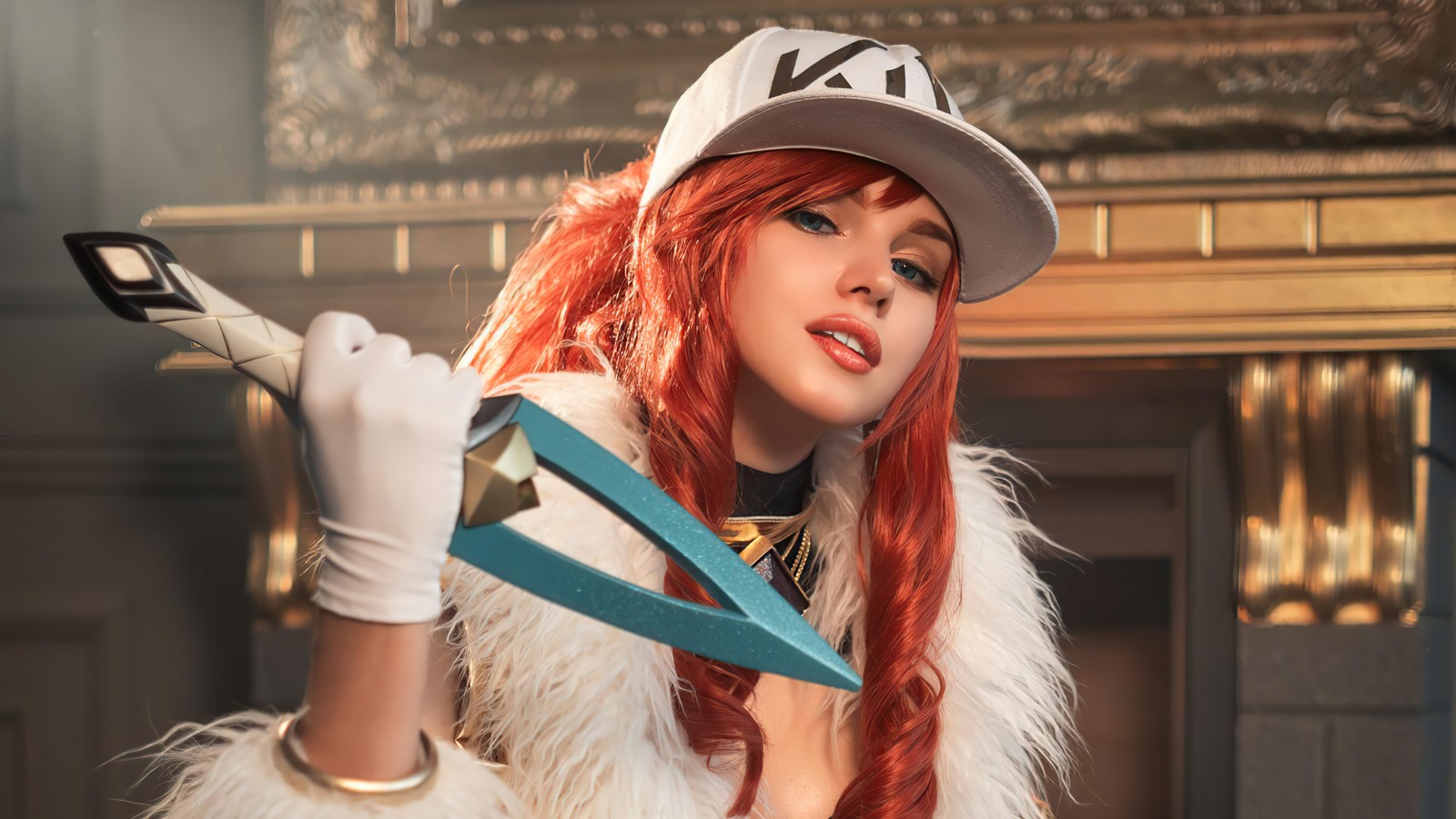 Eine frau mit roten haaren hält eine schere (kda, akali, cosplay, lol, league of legends)