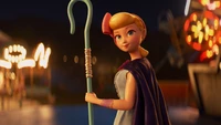 Bo Peep se apresenta confiantemente com seu bastão, vestida com um traje encantador, contra um vibrante fundo de carnaval.