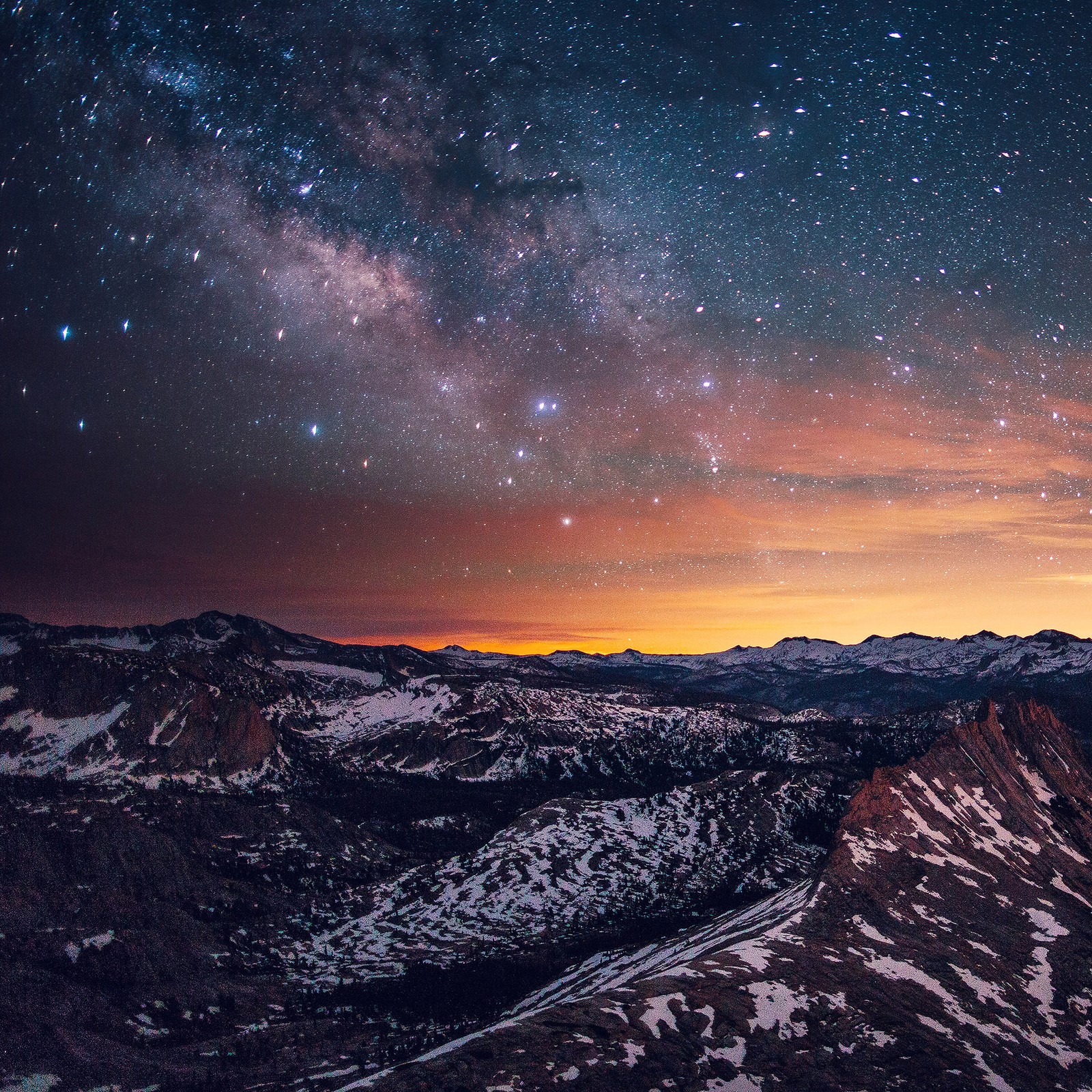 Vista de una cadena montañosa con un cielo lleno de estrellas (película, parque, naturaleza, estrella, parque nacional)