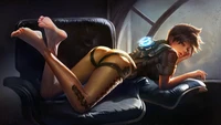 Tracer de Overwatch dans une pose dynamique, se prélassant sur une chaise avec une expression espiègle, mettant en valeur sa tenue emblématique et son dispositif chronal lumineux.