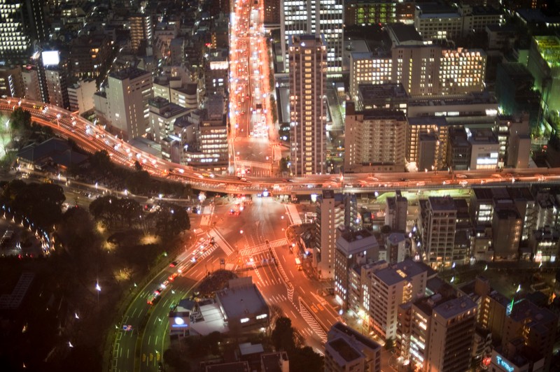 Воздушный вид на город ночью с шоссе и мостом (токио, tokyo, городской пейзаж, метрополия, городская территория)