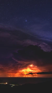 Nachglühen der Dämmerung über stürmischem Horizont