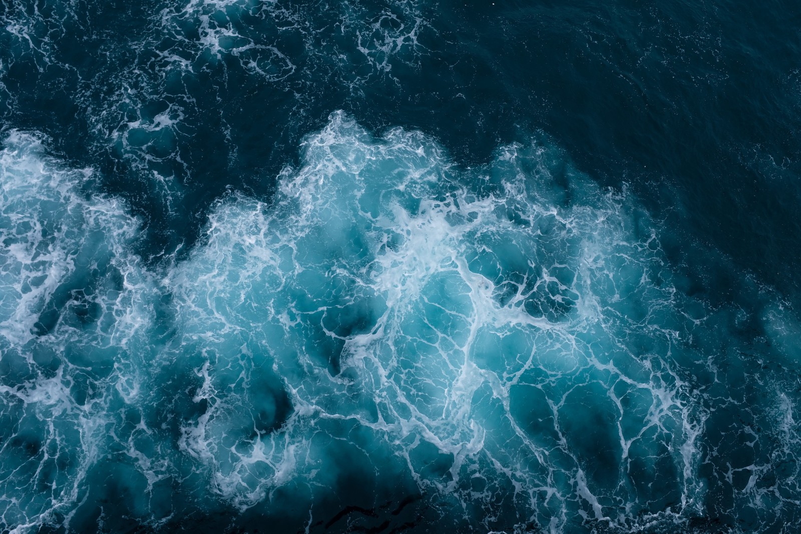 Un primer plano de un cuerpo de agua con olas que vienen (mar, onda de viento, azul, agua, aqua)