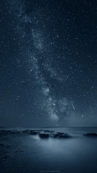 Noite estrelada sobre ondas oceânicas serenas