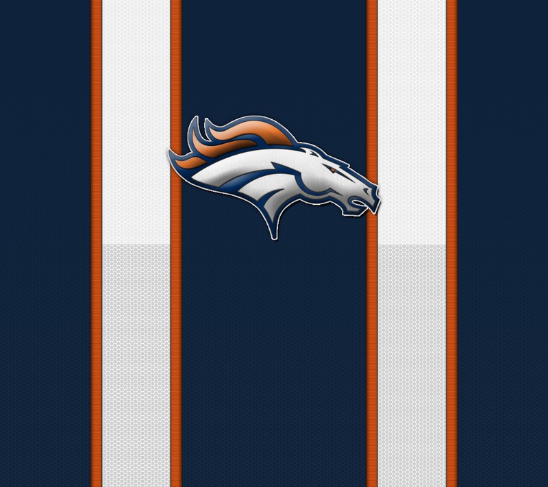 Близкий план логотипа denver broncos на синем и белом полосатом фоне (броункос, broncos, денвер, denver, футбол)